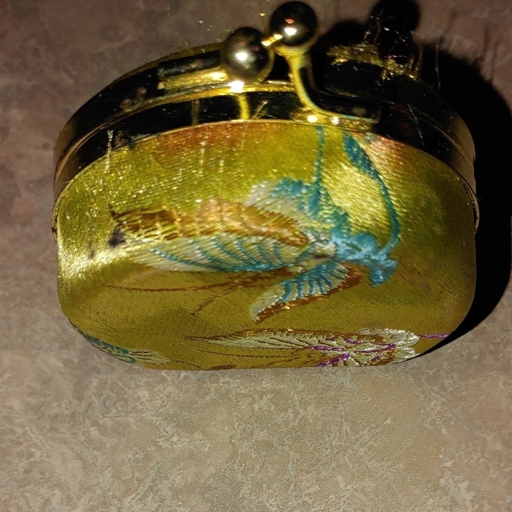TRAVELING SIZE RING/MIRROR CARRIER COMPARTMENT